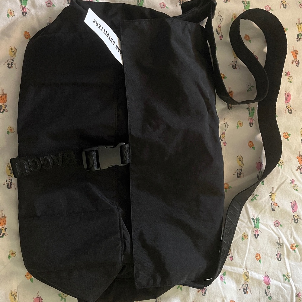 NWT BAGGU Nylon Messenger Bag in Black